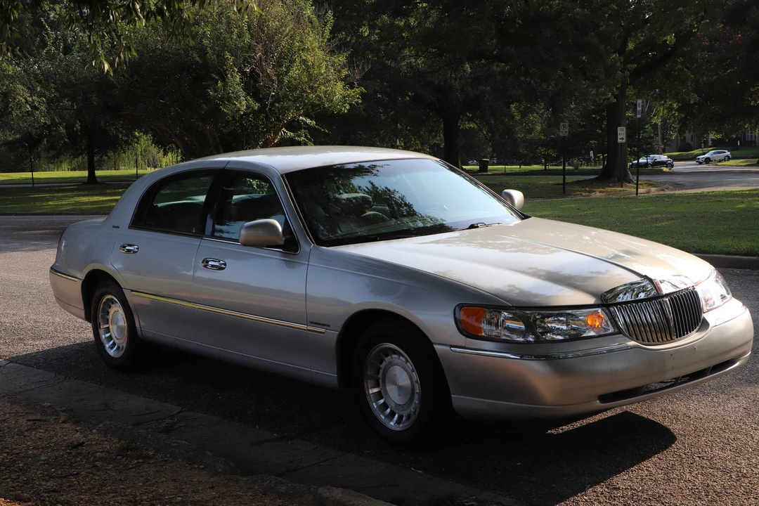 2002 Lincoln Town Car - Image 21 of 31