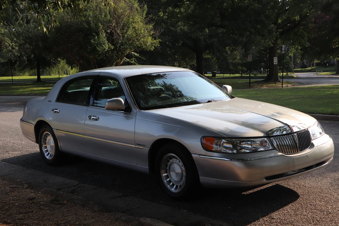 2002 Lincoln Town Car - Image 18 of 31