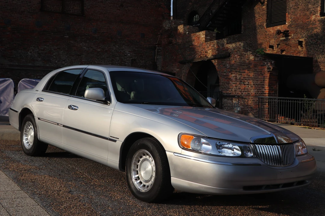 2002 Lincoln Town Car - Image 19 of 31