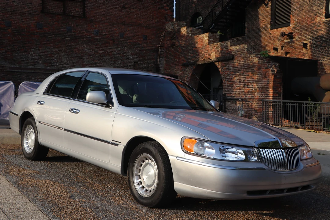 2002 Lincoln Town Car - Image 23 of 31
