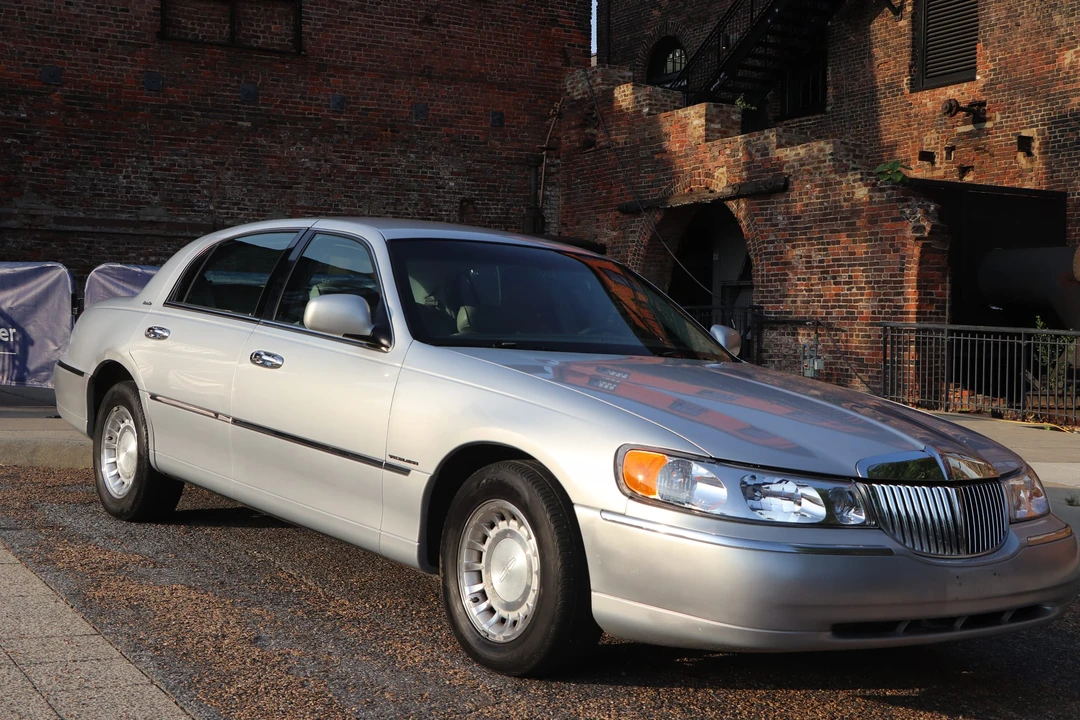 2002 Lincoln Town Car - Image 24 of 31