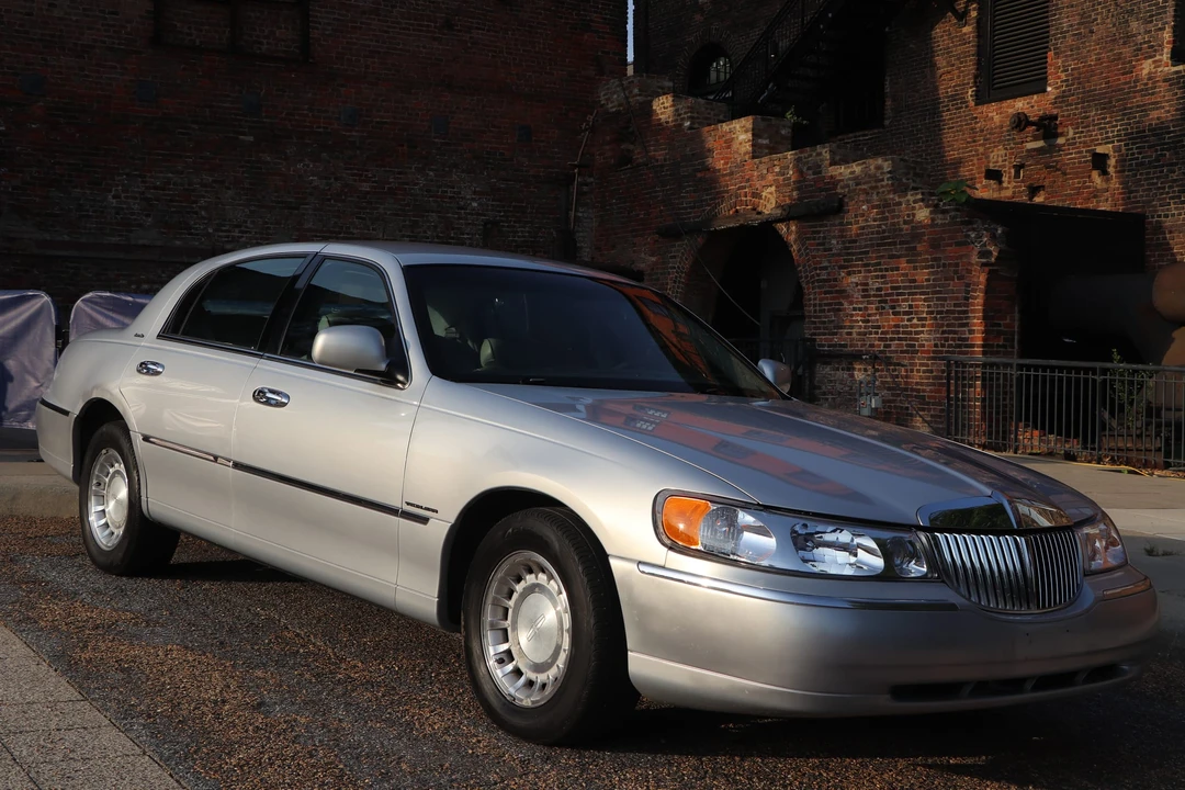 2002 Lincoln Town Car - Image 22 of 31
