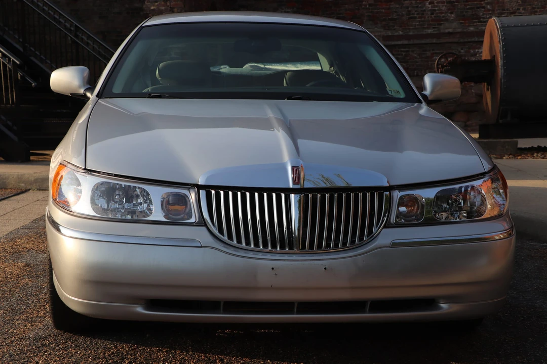 2002 Lincoln Town Car - Image 17 of 31