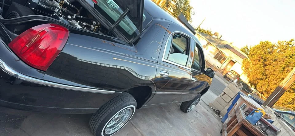 2002 Lincoln Town Car - Image 3 of 11