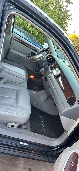 2002 Lincoln Town Car - Image 8 of 11
