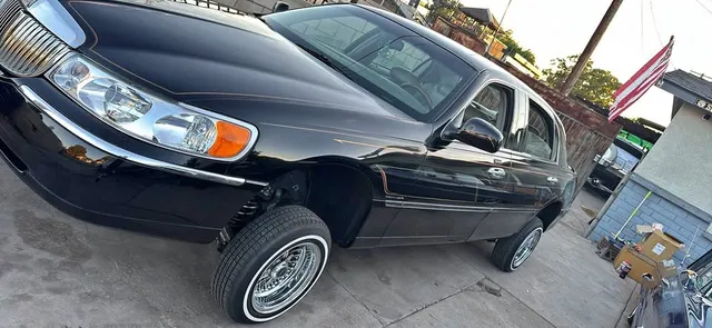 2002 Lincoln Town Car Executive L Sedan 4D