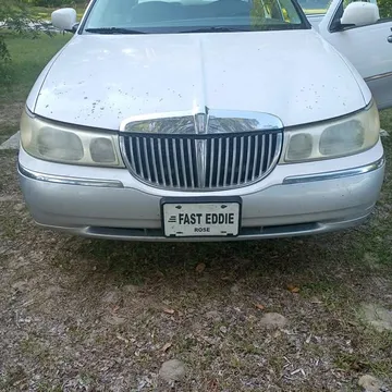 2002 Lincoln Town Car Signature L Sedan 4D