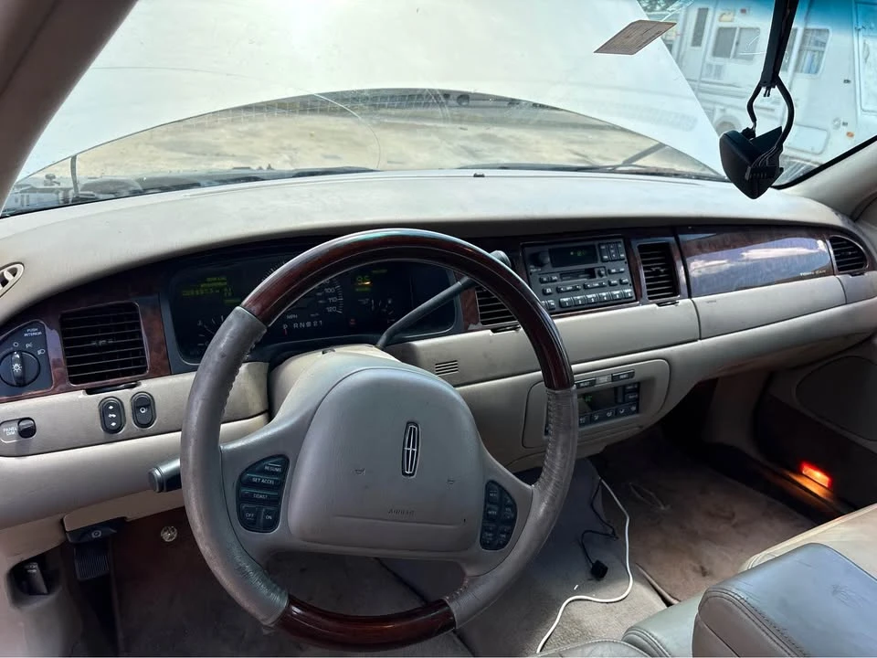 2002 Lincoln Town Car - Image 6 of 8