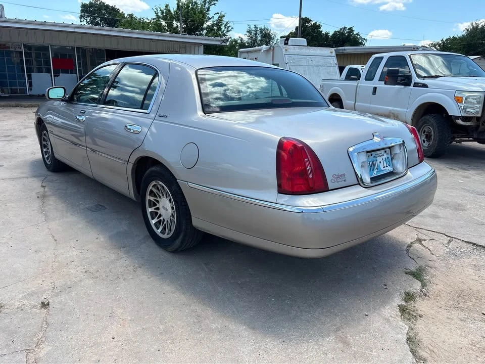2002 Lincoln Town Car - Image 3 of 8
