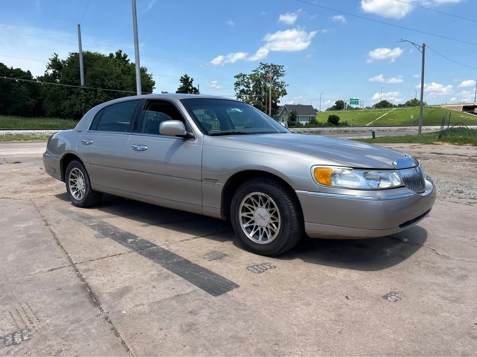 2002 Lincoln Town Car - Image 2 of 8