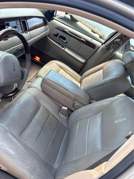 2002 Lincoln Town Car - Image 5 of 8
