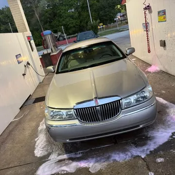 2002 Lincoln Town Car Signature Limited Sedan 4D