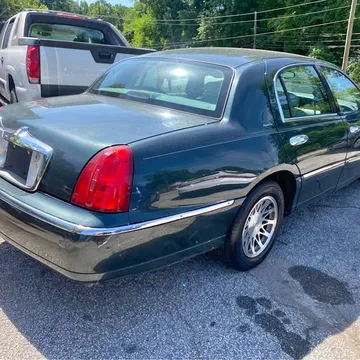 2002 Lincoln Town Car Signature Limited Sedan 4D
