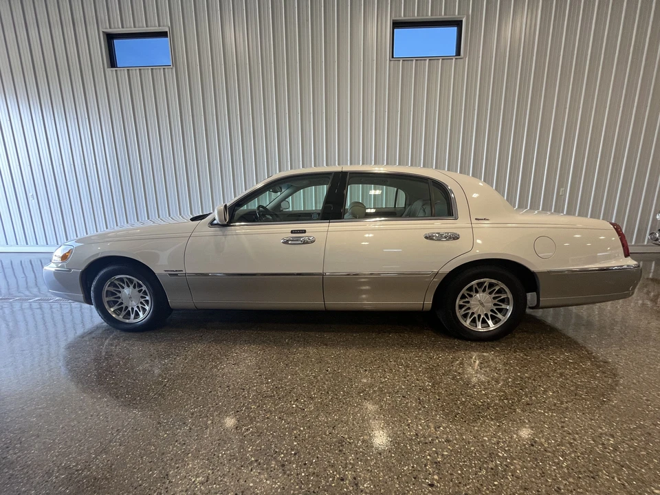 2002 Lincoln Town Car - Image 11 of 31