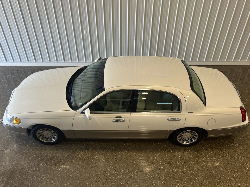 2002 Lincoln Town Car - Image 12 of 31