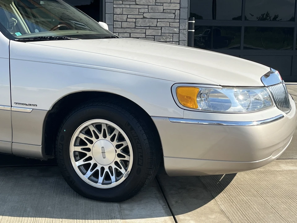 2002 Lincoln Town Car - Image 15 of 31