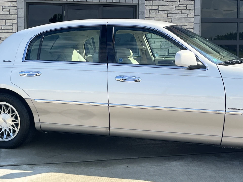 2002 Lincoln Town Car - Image 16 of 31