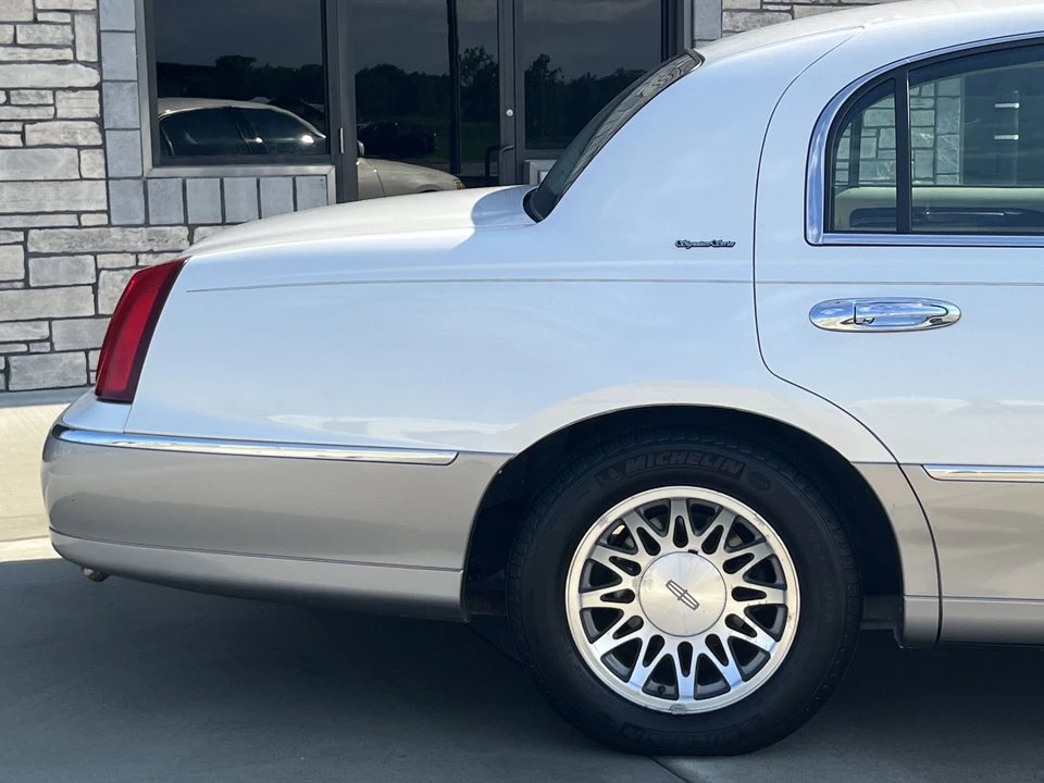 2002 Lincoln Town Car - Image 17 of 31