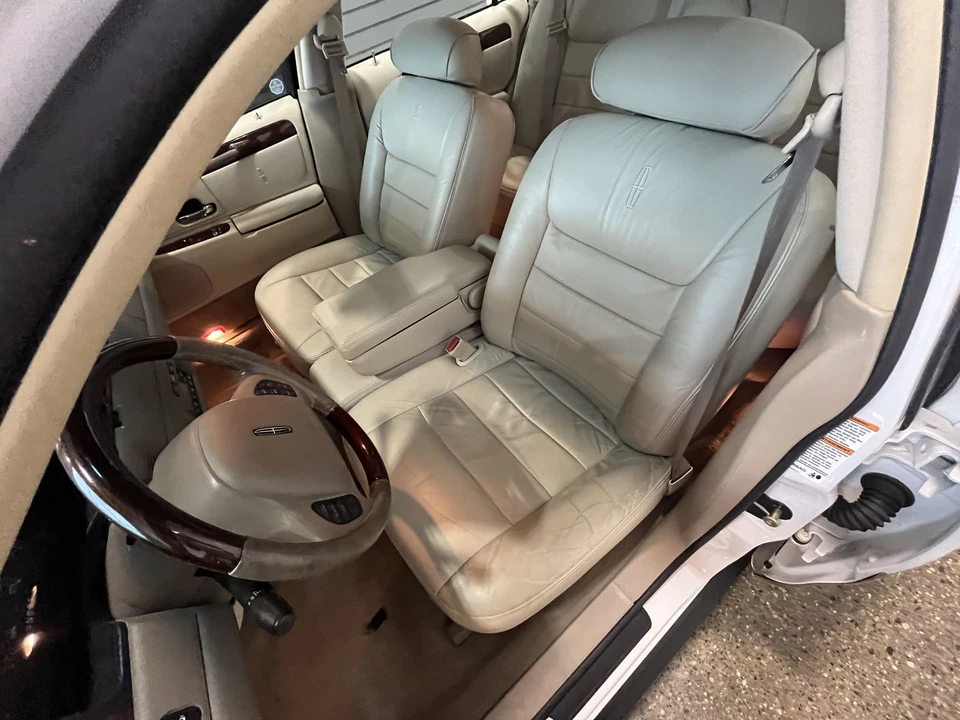 2002 Lincoln Town Car - Image 18 of 31