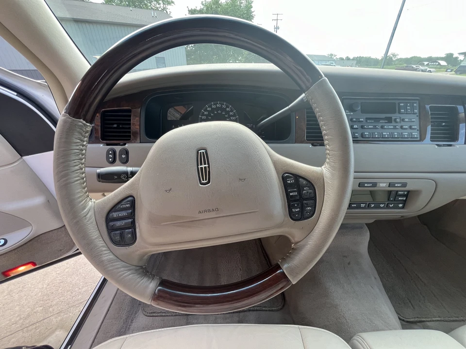 2002 Lincoln Town Car - Image 19 of 31