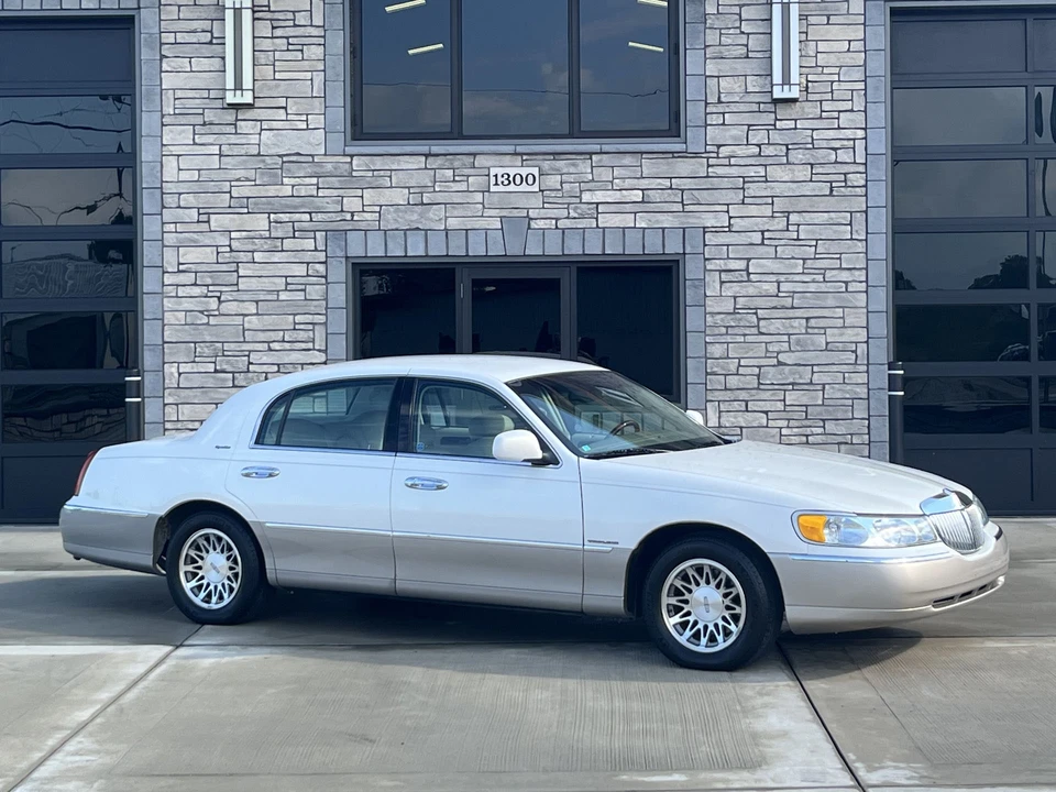 2002 Lincoln Town Car - Image 2 of 31