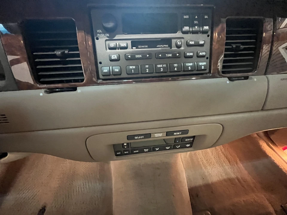 2002 Lincoln Town Car - Image 22 of 31