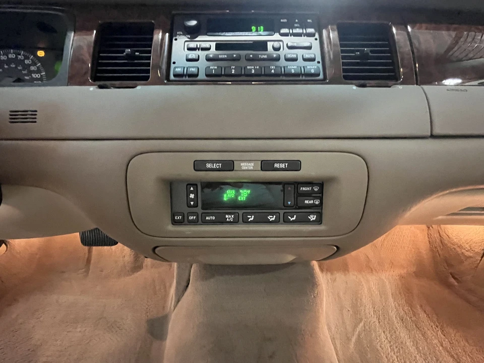 2002 Lincoln Town Car - Image 23 of 31