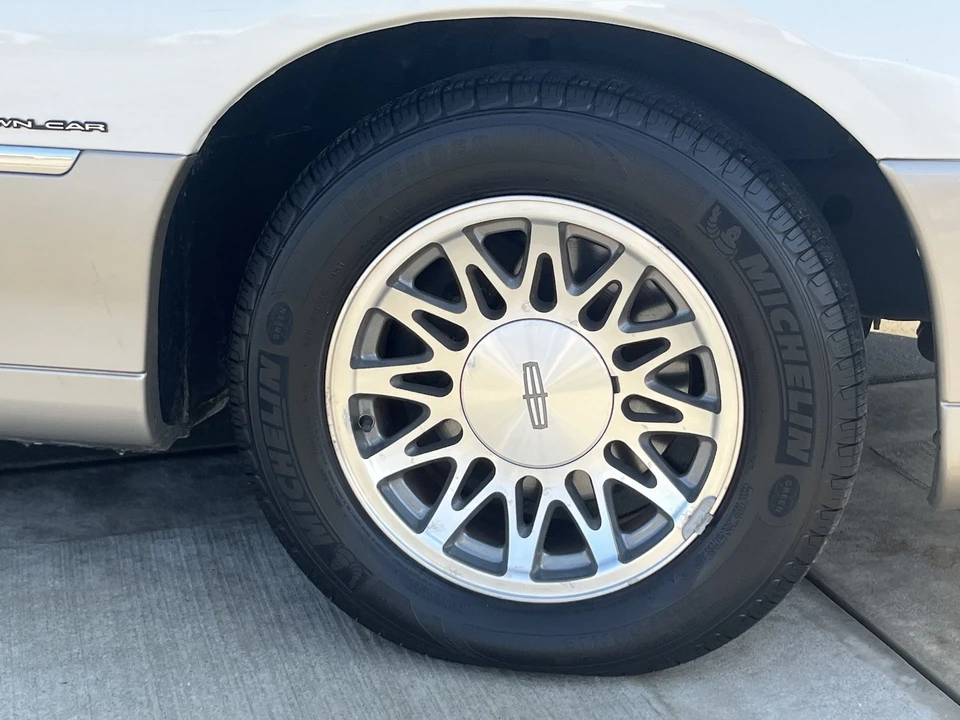 2002 Lincoln Town Car - Image 27 of 31