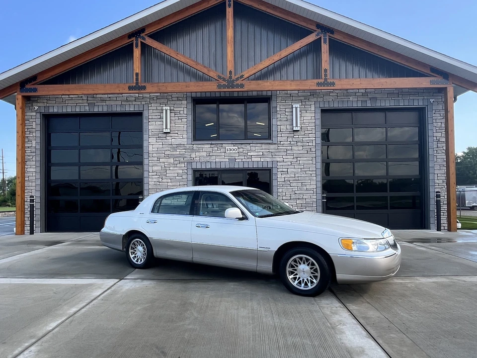 2002 Lincoln Town Car - Image 3 of 31