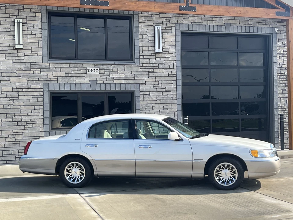 2002 Lincoln Town Car - Image 5 of 31