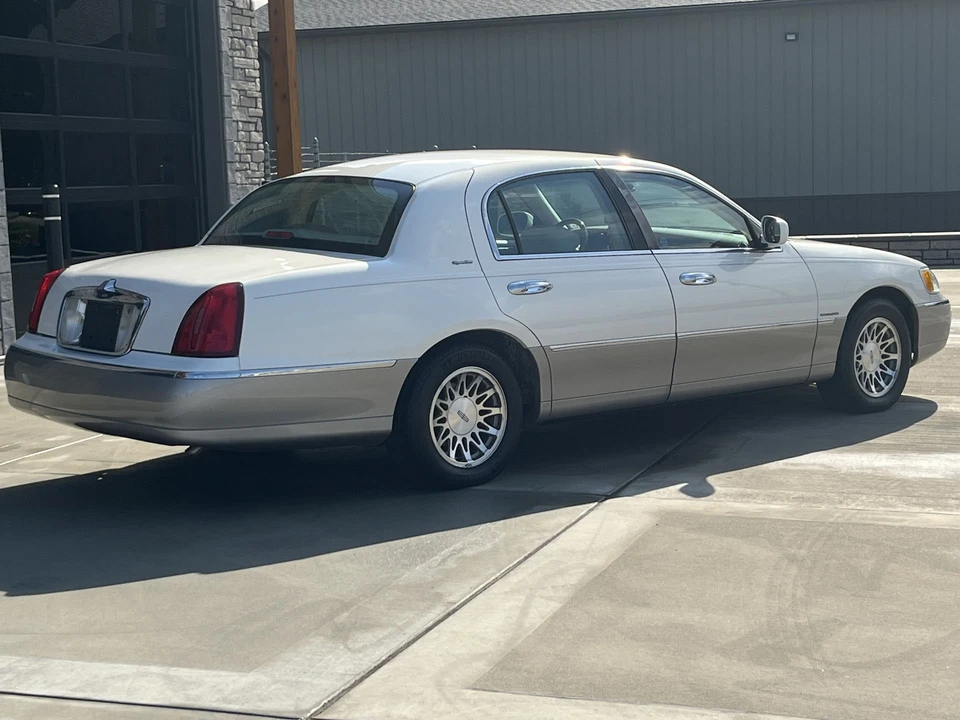 2002 Lincoln Town Car - Image 6 of 31