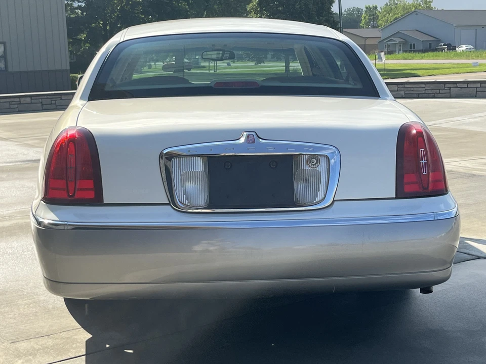 2002 Lincoln Town Car - Image 7 of 31