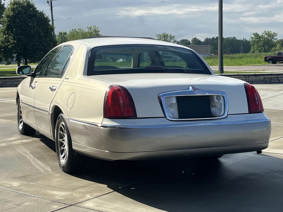 2002 Lincoln Town Car - Image 8 of 31
