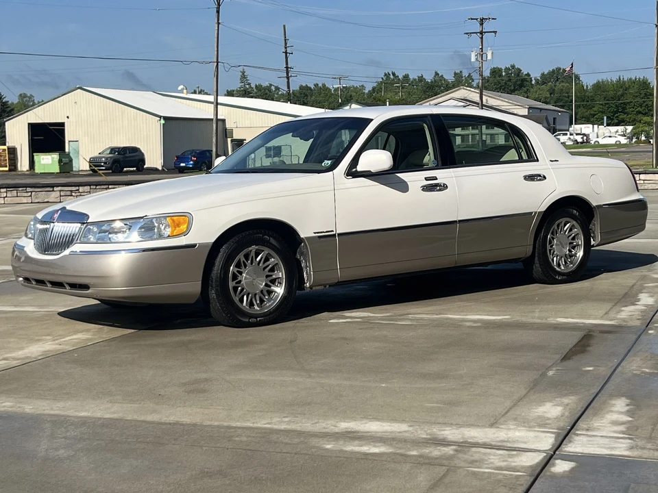 2002 Lincoln Town Car - Image 9 of 31