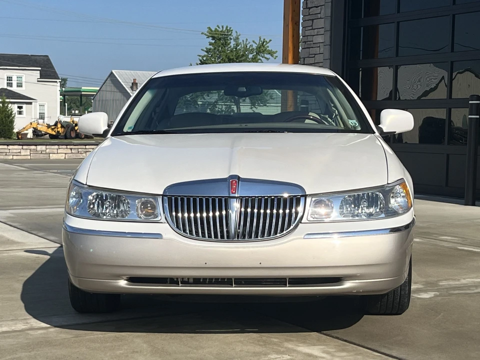 2002 Lincoln Town Car - Image 10 of 31