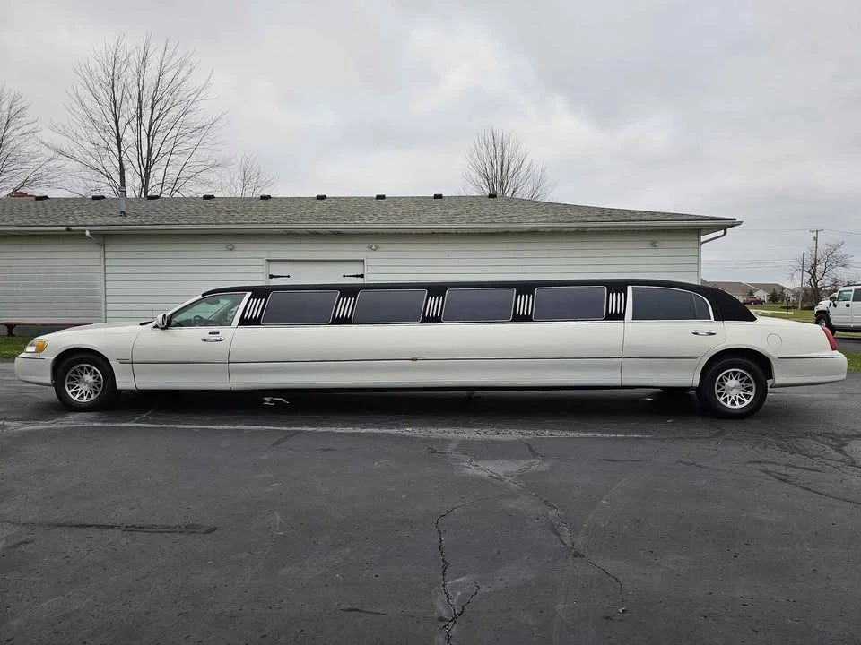 2002 Lincoln Town Car - Image 2 of 7