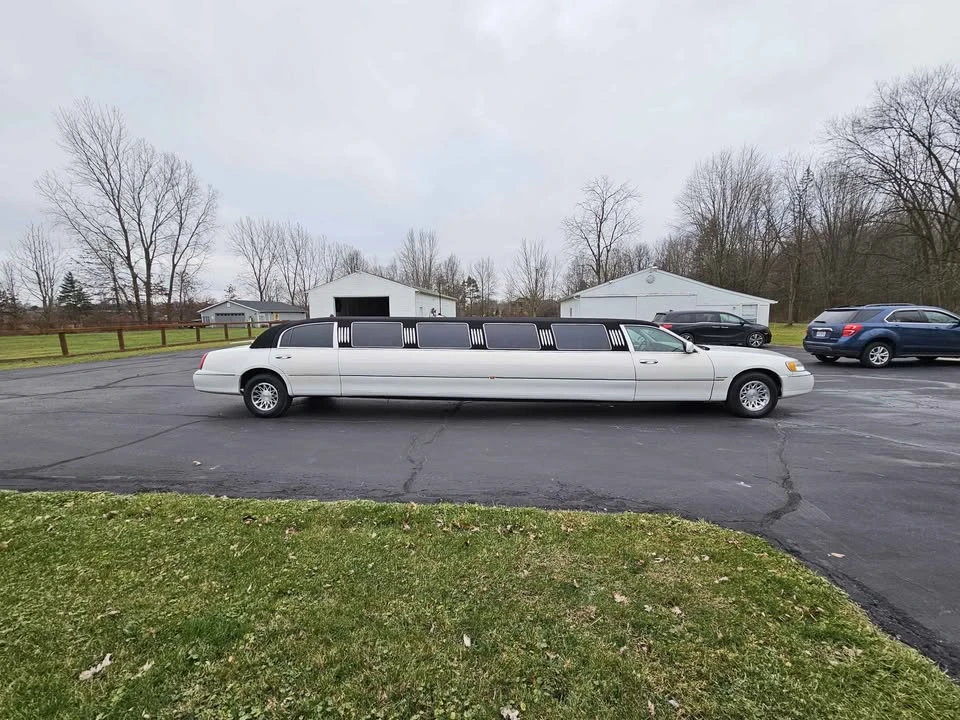 2002 Lincoln Town Car - Image 3 of 7
