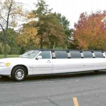 2002 Lincoln Town Car Signature Sedan 4D