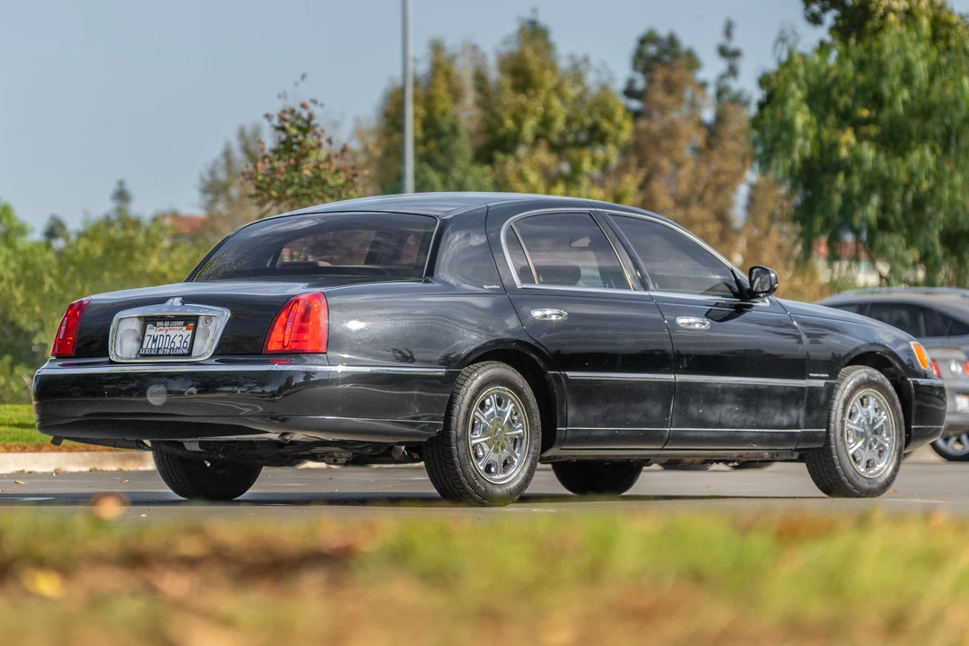 2002 Lincoln Town Car - Image 7 of 31