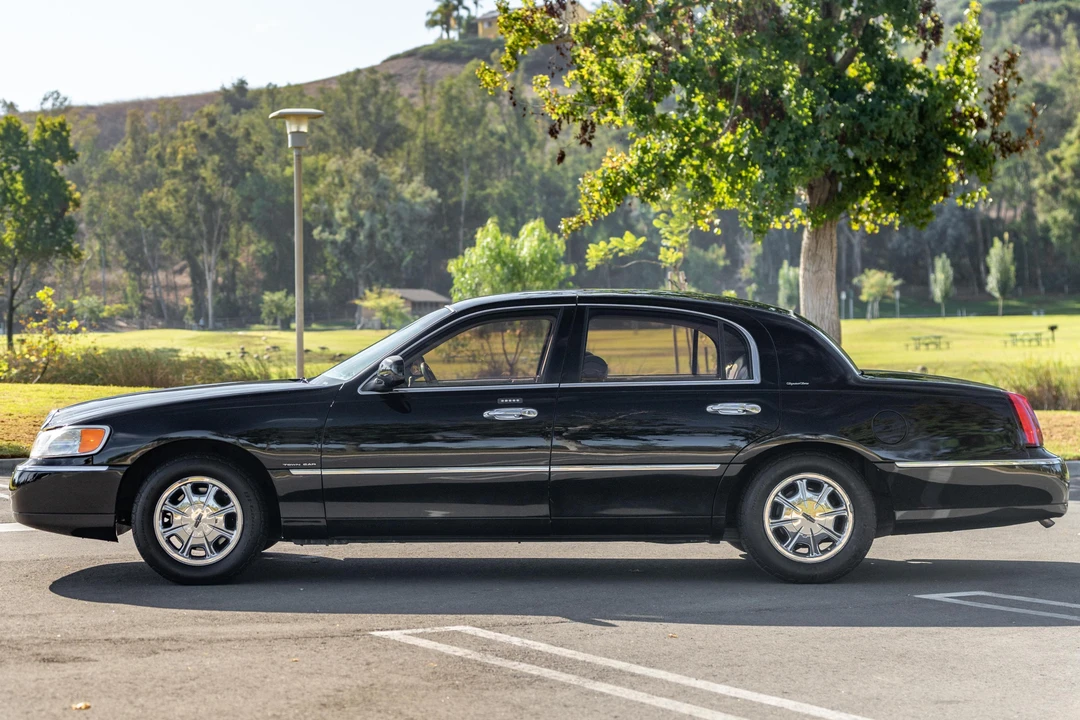 2002 Lincoln Town Car - Image 3 of 31