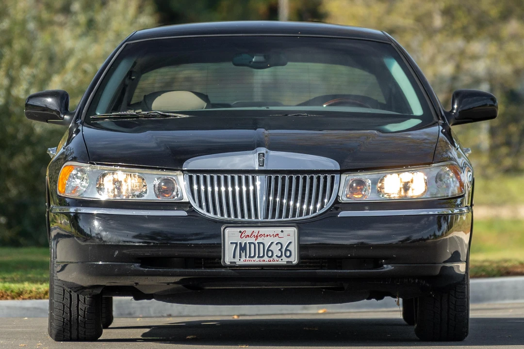 2002 Lincoln Town Car - Image 2 of 31