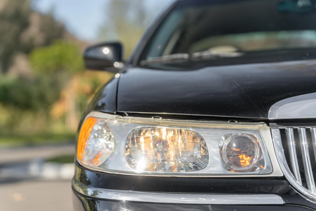 2002 Lincoln Town Car - Image 9 of 31