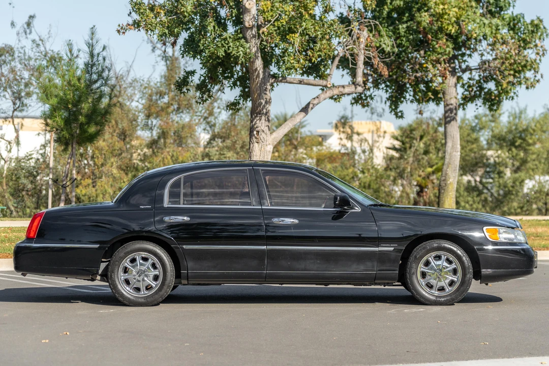 2002 Lincoln Town Car - Image 8 of 31