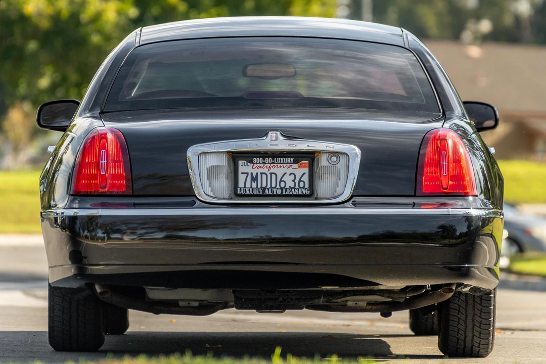 2002 Lincoln Town Car - Image 5 of 31