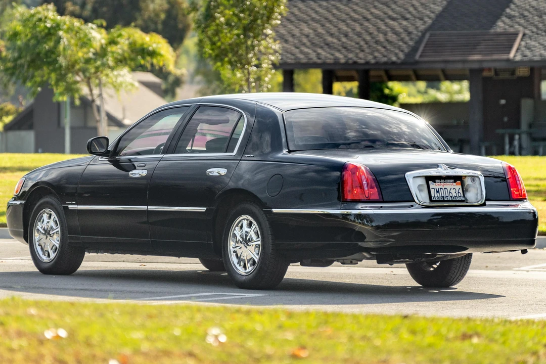 2002 Lincoln Town Car - Image 4 of 31
