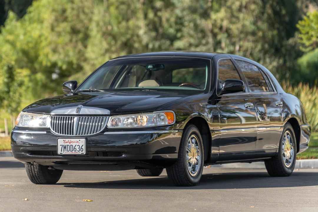 2002 Lincoln Town Car - Image 6 of 31