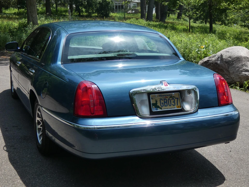 2002 Lincoln Town Car - Image 28 of 31