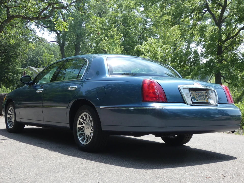 2002 Lincoln Town Car - Image 23 of 31