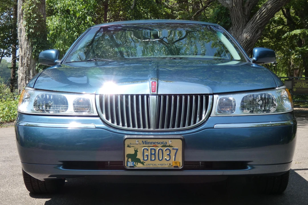 2002 Lincoln Town Car - Image 2 of 31