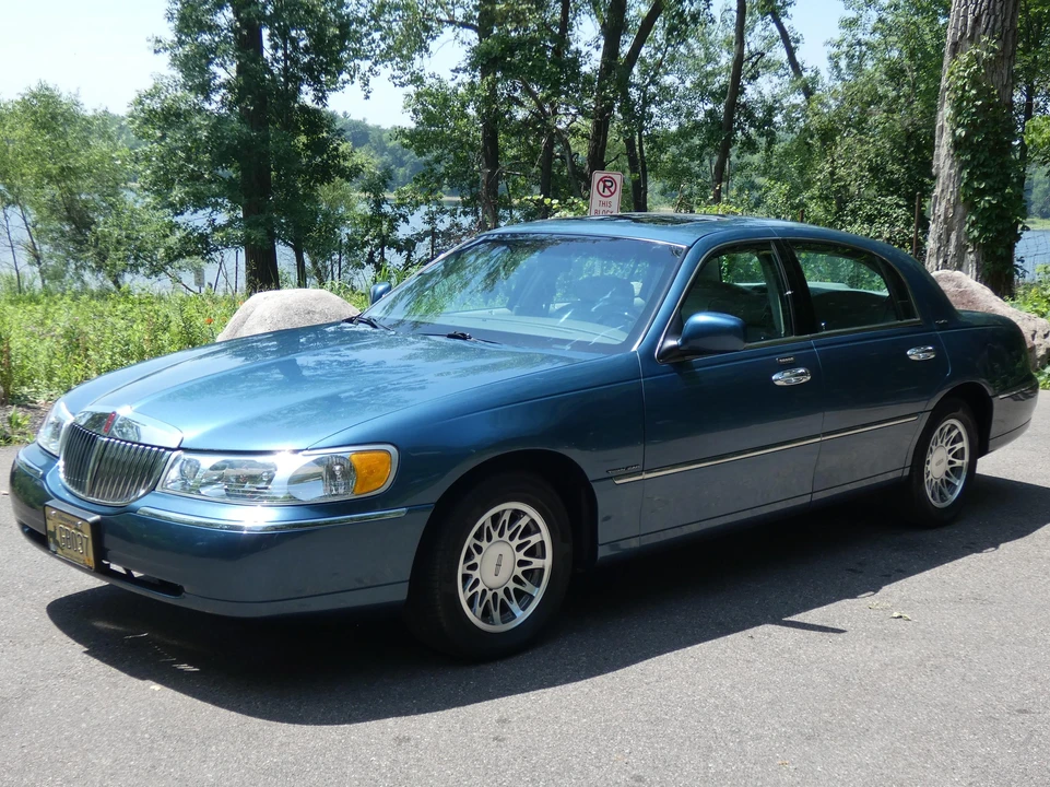 2002 Lincoln Town Car - Image 12 of 31